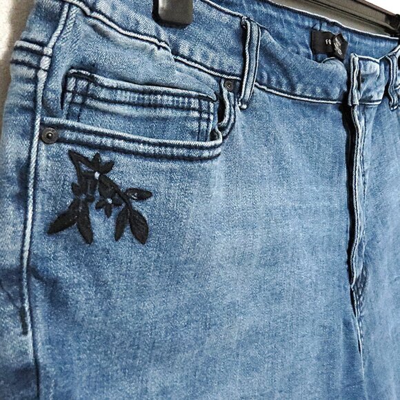 Forever 21+ Floral Embroidered Light Wash High Waist Jeans Women's Size 18 - Picture 1 of 11